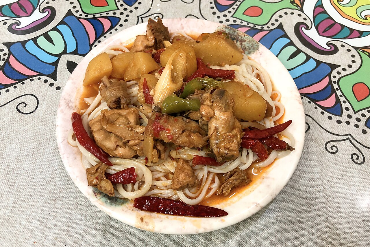 大盘鸡与面条实拍照片