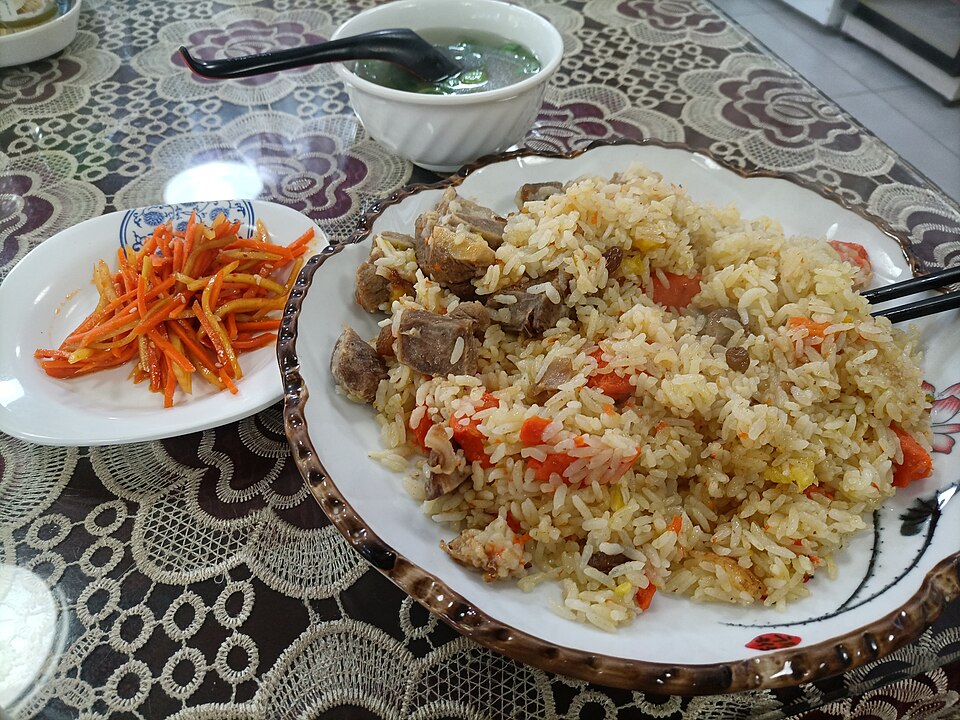 羊肉抓饭与配菜实拍照片