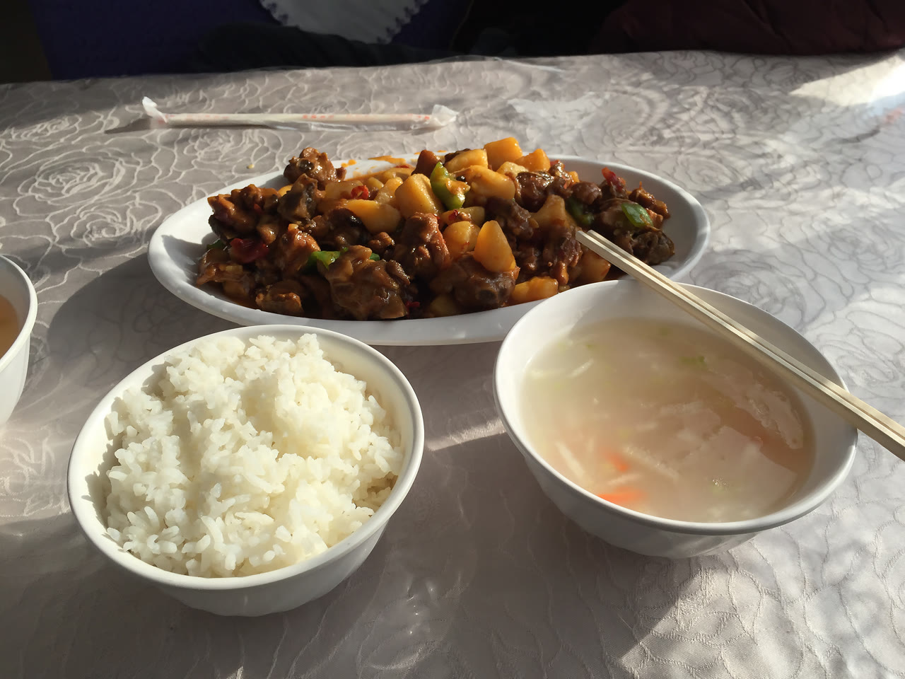 新疆辣子鸡与米饭实拍照片