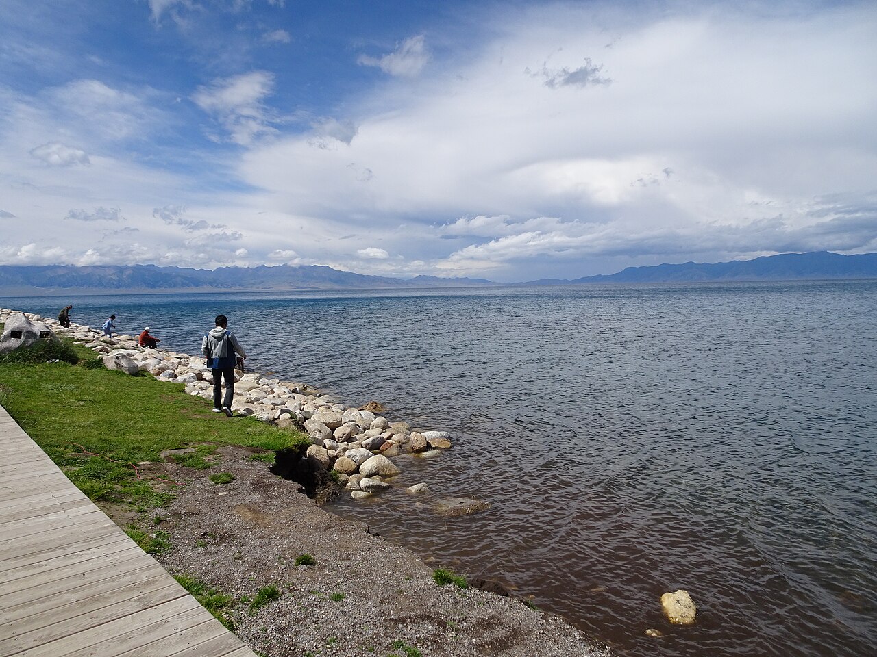 新疆赛里木湖湖岸与远山实景照片