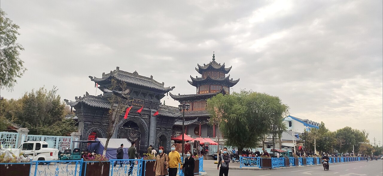 新疆伊宁市陕西大寺与街道实景照片